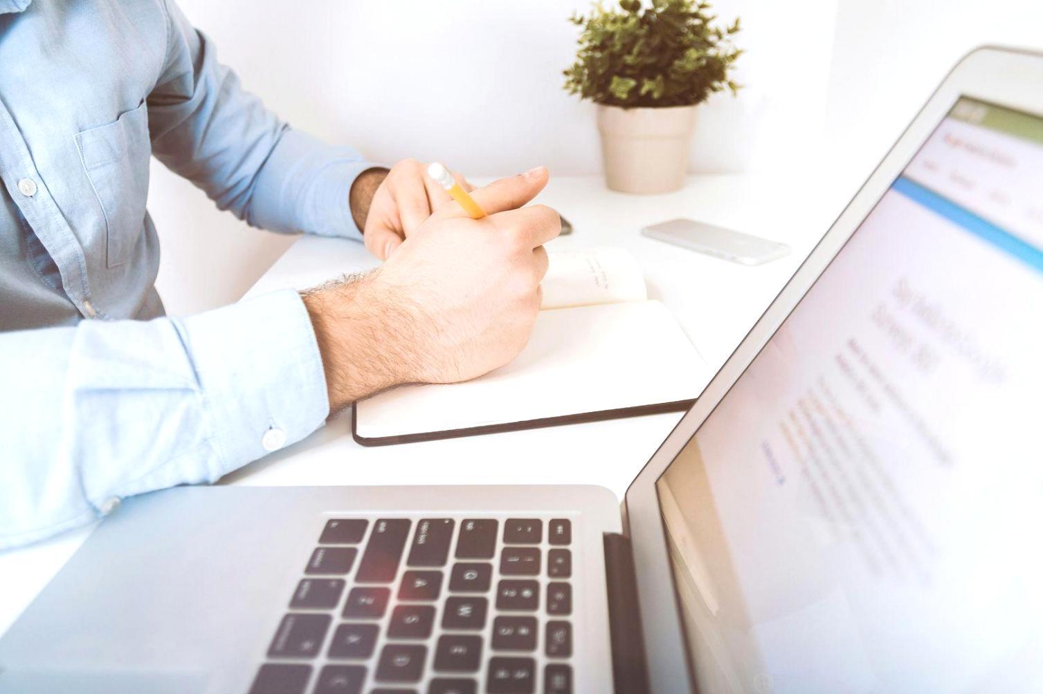 Moderne Lernumgebung mit professionellen Analysematerialien